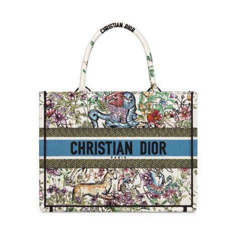 Stickerei in Latte mit Dior Around the World Motiv in 